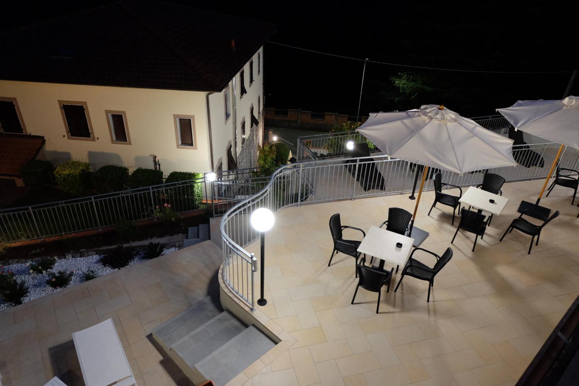 Albergo Elisa Comano  Buitenkant foto